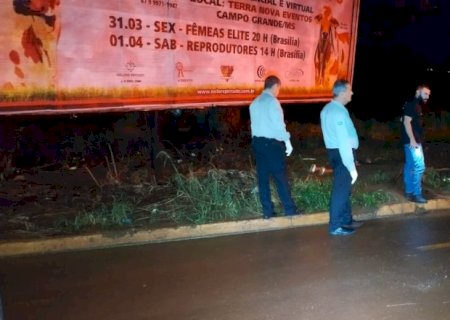 Homem nu é encontrado morto na beira da rodovia em Dourados.