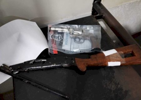 Dupla vai até bar matar desafeto, mas arma falha na 'hora H'.
