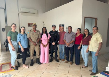 Membros da Rede de atendimento do Município de Angélica assinam protocolo.