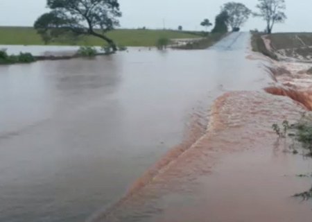 Chuva ultrapassa os 100mm causa alagamentos e interdita rodovia MS-147, de acesso a Culturama.
