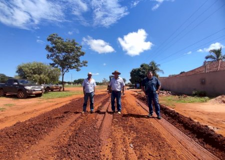Angélica - Prefeitura coloca todos os maquinários e equipamentos, para recuperação de ruas, estradas e avenidas.