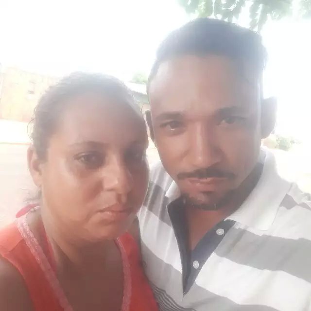 Homem é assassinado a facadas e esposa é presa como suspeita do crime.
