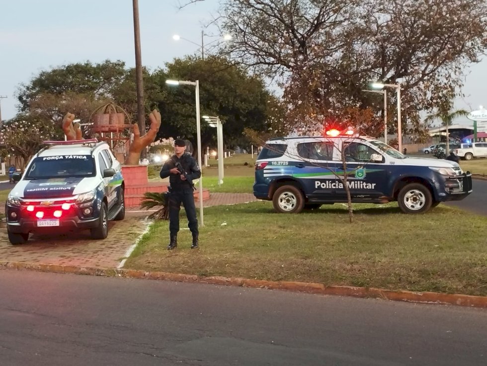 Polícia Militar prende mulher que desferiu golpes de facão no pescoço de seu amásio.