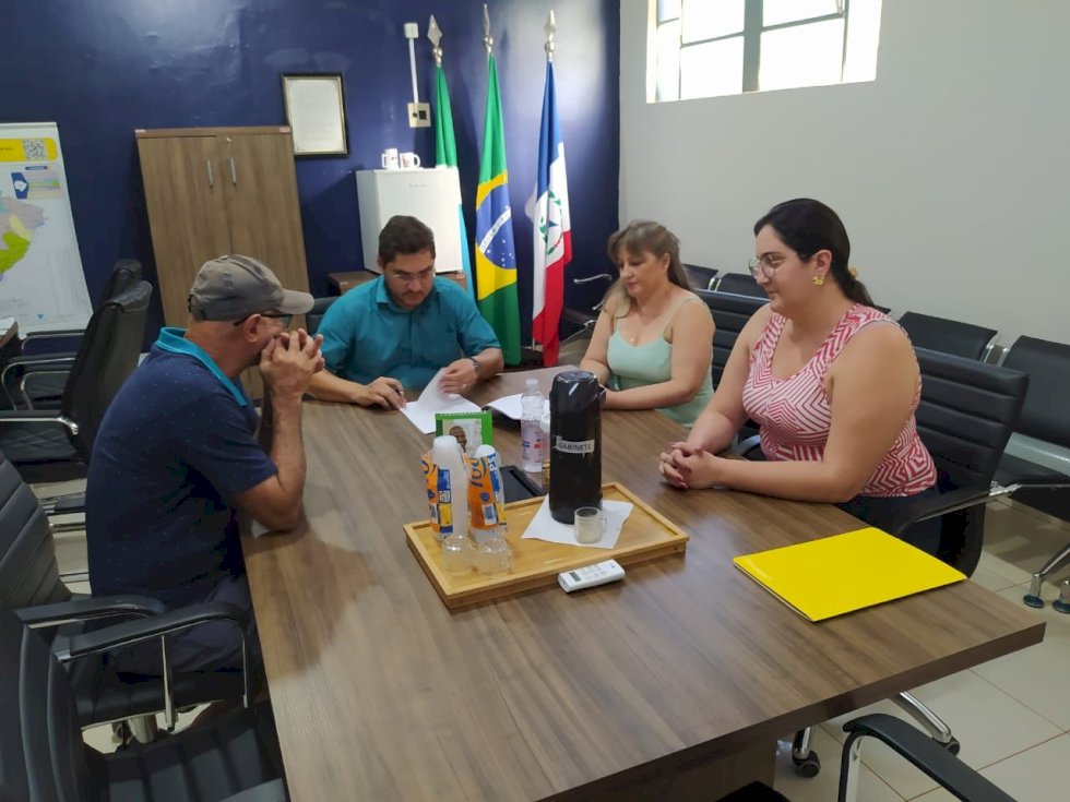 Prefeitura e APAE assinam termo de colaboração.