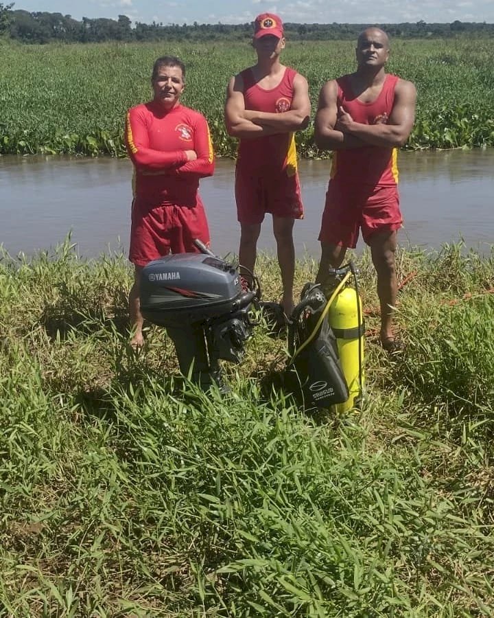 Novo Horizonte do Sul - CB resgata motor de poupa no Rio Guiray.