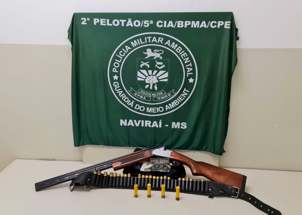Polícia Militar Ambiental de Naviraí prende mulher em flagrante com espingarda de caça ilegalmente em seu veículo.