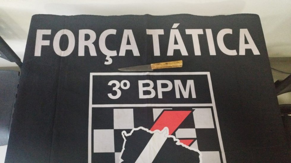 Homem tenta matar o vizinho a golpes de faca após discussão por bicicleta.