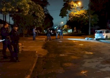 Dupla rouba carro e troca tiros com o SIG; um assaltante morre e outro fica ferido.