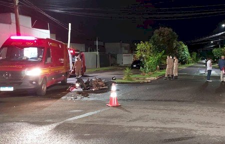 Testemunhas contaram que o motorista da caminhonete, um homem de 50 anos, não respeitou a sinalização de ‘Pare’ no cruzamento e colidiu com a motocicleta.