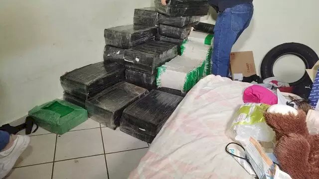 Casal é preso com 1,7 tonelada de maconha em residência e picape.