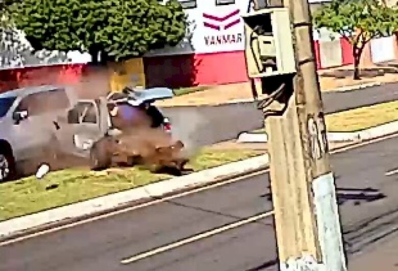 Mulher sai por porta-malas de veículo após colisão
