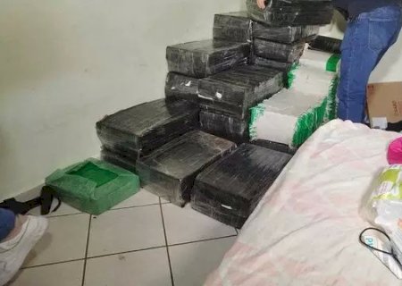 Casal é preso com 1,7 tonelada de maconha em residência e picape.
