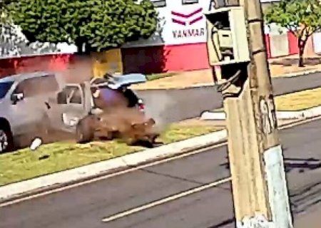 Mulher sai por porta-malas de veículo após colisão