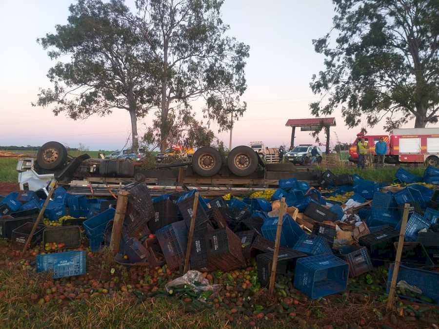 Condutor de caminhão morre  fica preso às ferragens em acidente na região de Anaurilândia.