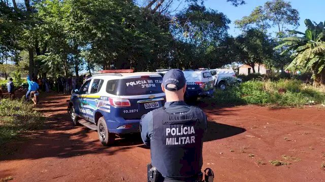 Homem é esfaqueado no peito e morre encostado em tronco de árvore.
