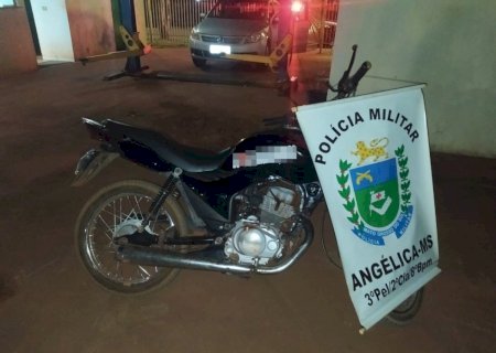 Angélica - Polícia Militar apreende motocicleta e conduz jovem para a delegacia por direção perigosa