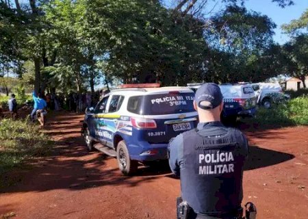 Homem é esfaqueado no peito e morre encostado em tronco de árvore.
