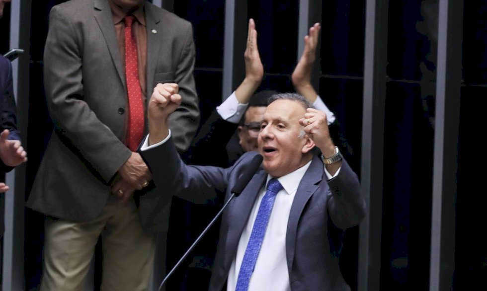Câmara aprova PEC da reforma tributária foram 382 votos a favor no primeiro turno e 375 no segundo turno.