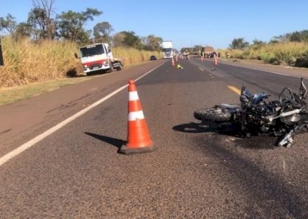 Motociclista morre ao colidir de frente com carreta e ser arrastado na BR-163.