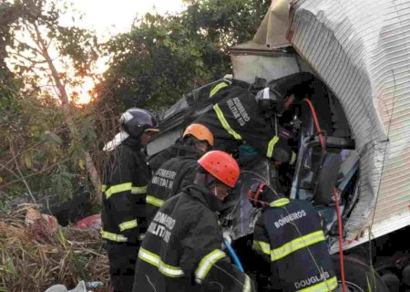 Homem bate caminhão após ser 'cegado' pelo sol e fica preso nas ferragens na BR-262.