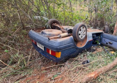 Casal de idosos fica ferido após carro capotar na BR-376, entre Vicentina e Fátima do Sul