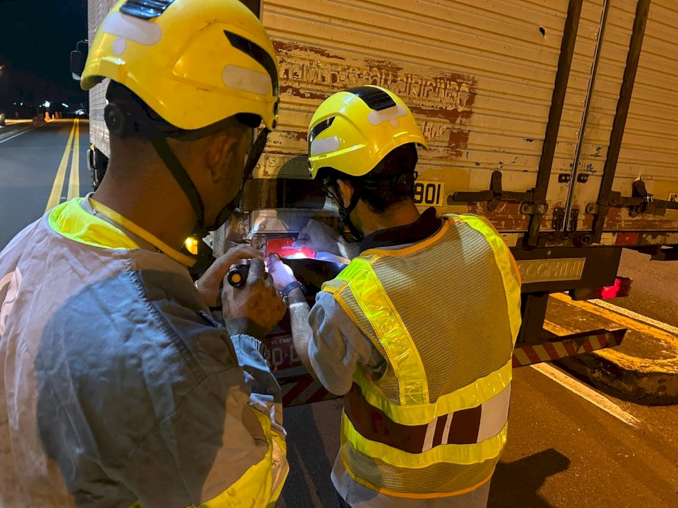 Ação de segurança viária na BR-163/MS beneficia caminhoneiros com serviços gratuitos.