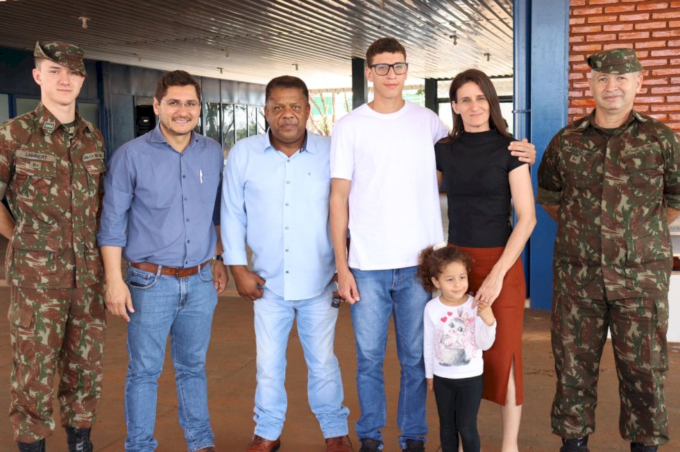 Jovens prestam juramento á bandeira e recebem CDI