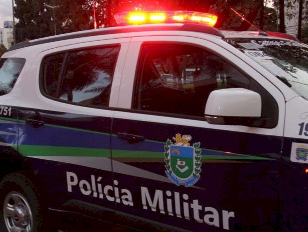 Polícia Militar resgata crianças abandonadas por casal em terreno baldio em Dourados