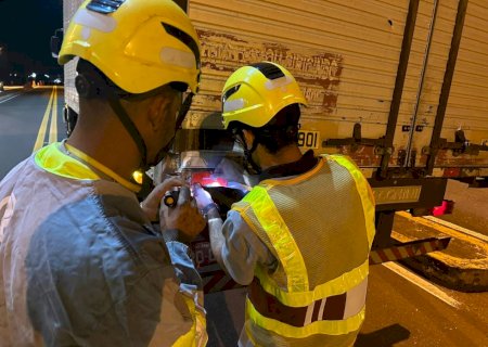 Ação de segurança viária na BR-163/MS beneficia caminhoneiros com serviços gratuitos.