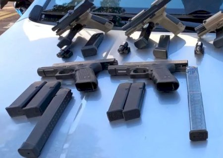 Cliente insiste por veículo em locadora e carro é descoberto com armas e carregadores