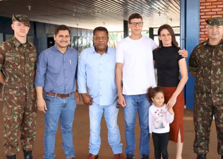 Jovens prestam juramento á bandeira e recebem CDI