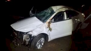 Cinco ficam feridos após motorista rampar em rotatória e capotar diversas vezes na BR-060