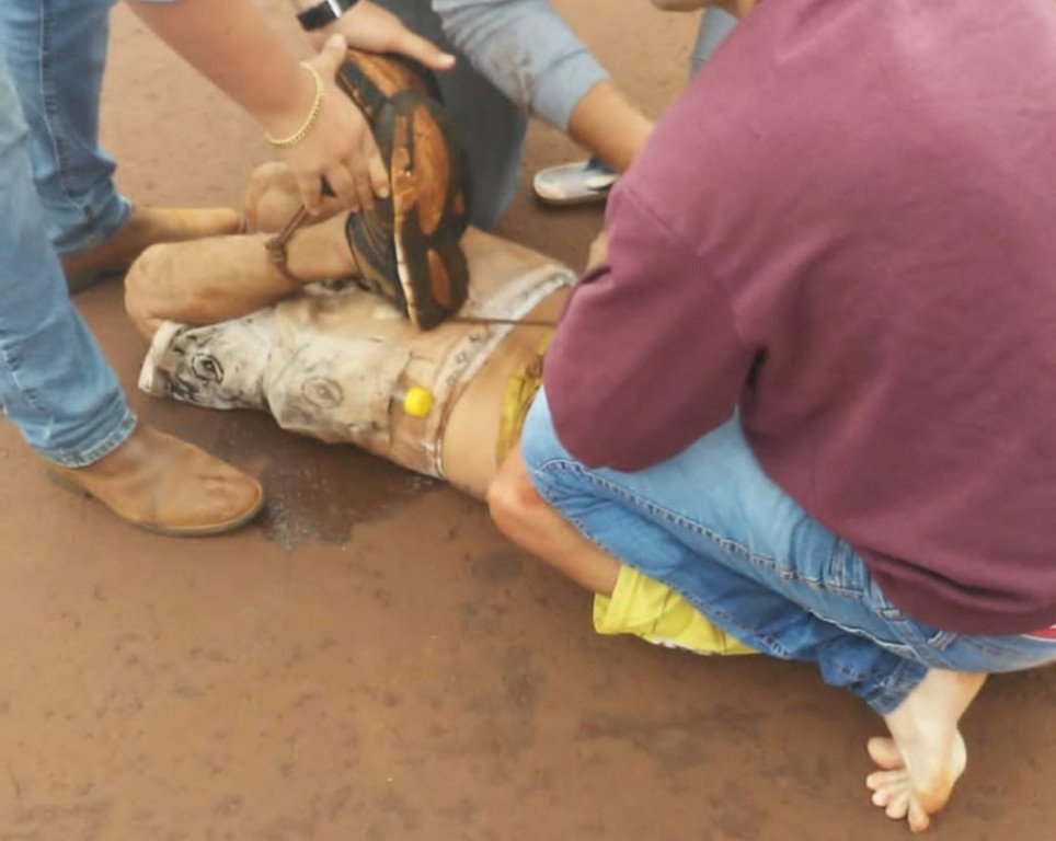 Homem apanha de populares após furtar botijão de gás em Dourados