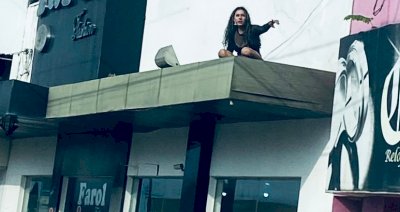 Mulher é encontrada em toldo de loja fugindo para não ser morta pelo namorado.