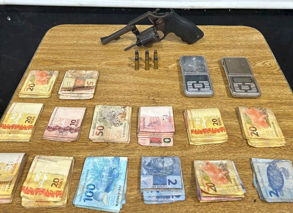 Polícia Civil localiza arma de fogo escondida em pilha de tijolos