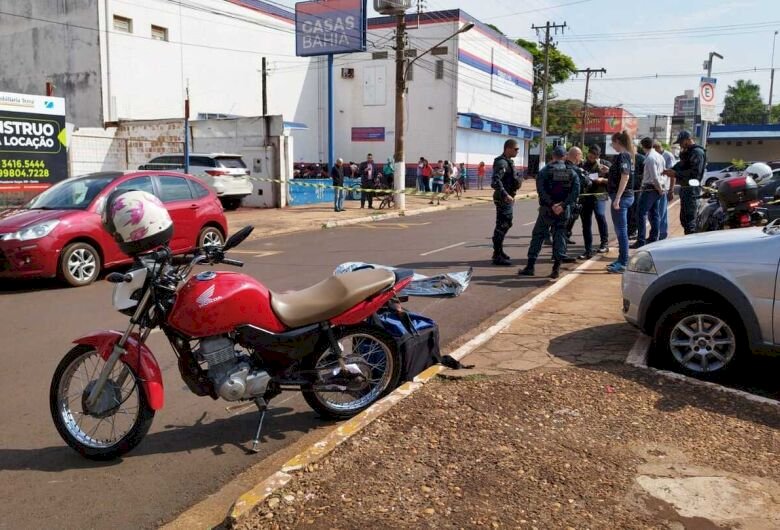 Morto por atropelamento tinha 70 anos e estava na companhia da esposa e filha.