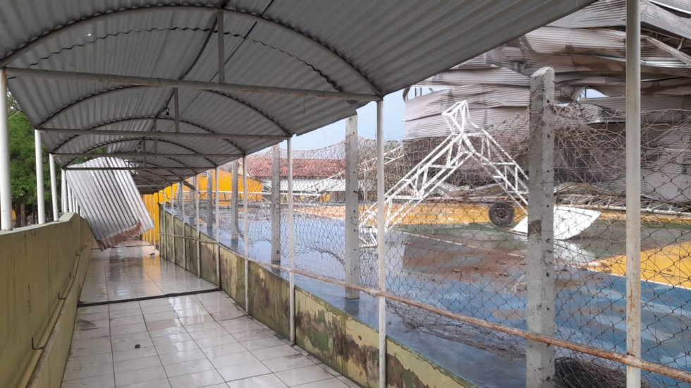 Teto desaba em quadra de escola e mata criança .