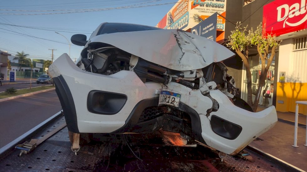 Angélica - Motorista perde controle de veiculo e colide contra arvore.