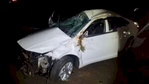 Cinco ficam feridos após motorista rampar em rotatória e capotar diversas vezes na BR-060