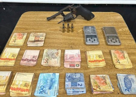 Polícia Civil localiza arma de fogo escondida em pilha de tijolos