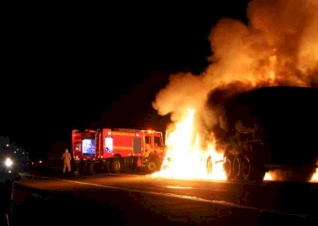 Caminhão explode e fica destruído em acidente.