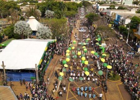 Com mais de 100 entidades e 8,7 mil participantes, desfile leva multidão à Marcelino Pires