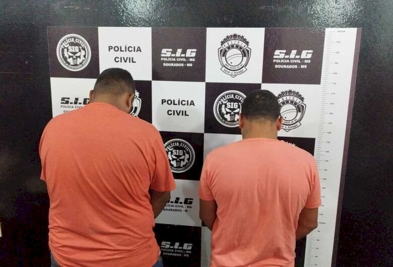 Polícia prende dois homens e apreende arma usada em homicídio.