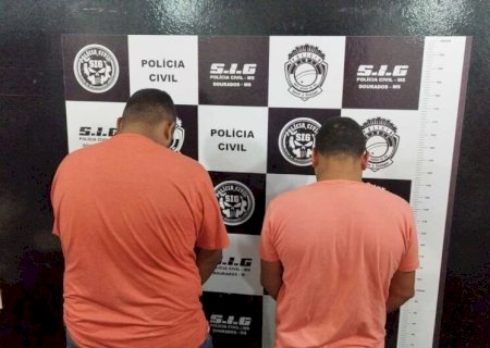 Polícia prende dois homens e apreende arma usada em homicídio.