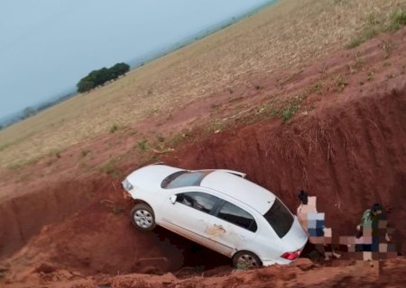 Angélica - Motorista perde controle da direção de veículo  saiu da pista e para em uma vala na MS 141.