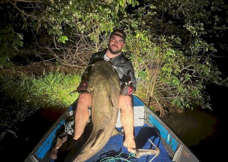Empresário fisga jaú gigante de 60kg e 1,75m durante pescaria noturna em rio de MS.