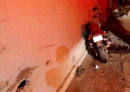 Adolescente de 17 anos morre após colega bater motocicleta em muro.