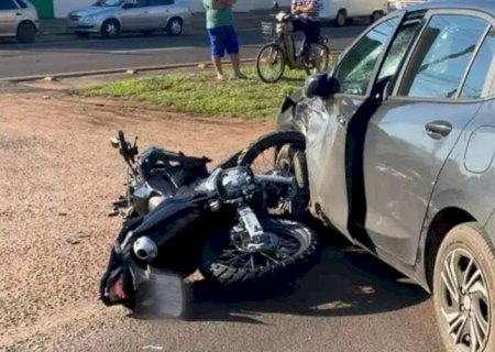 Motociclista morre após ser atropelada em cruzamento e condutor de carro foge