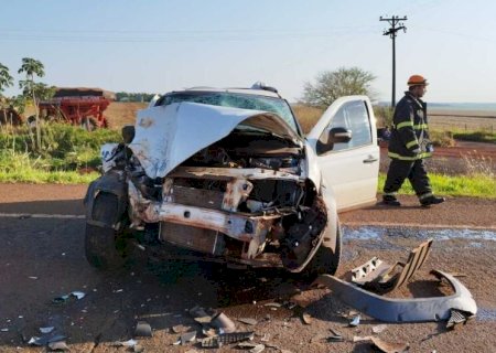 Acidente envolvendo carro de passeio e trator deixa um morto na BR-463.