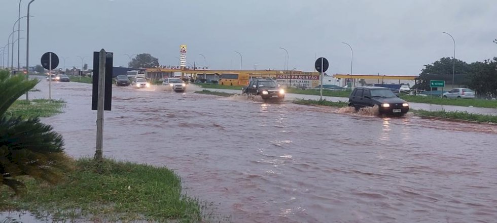 Chuva alaga BR-267 e causa transtornos para motoristas em Bataguassu